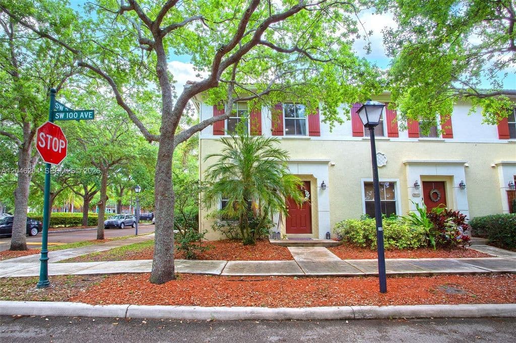 2+1 Mülk — 2615 SW 100th Ave #2615