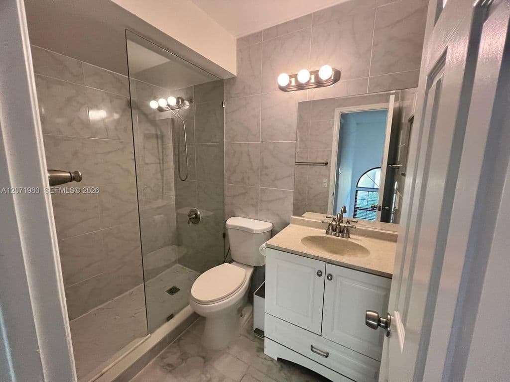 3+1 Mülk — 1133 NE 210th Ter