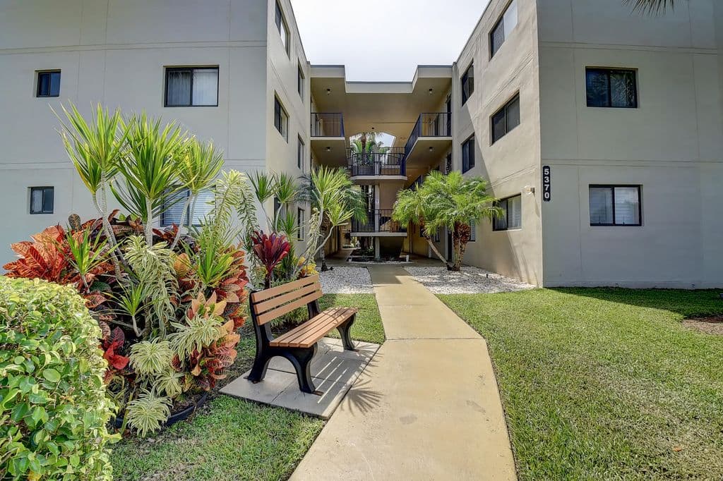 2-bedroom Condo — 5370 Las Verdes Circle #324
