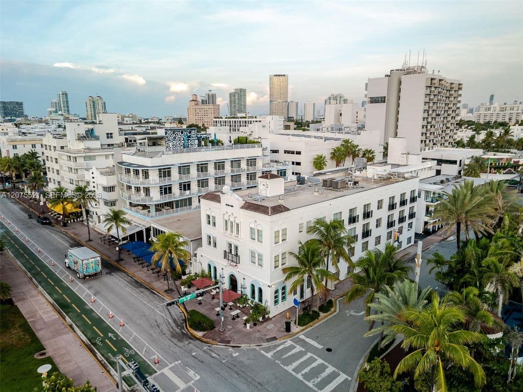 1+1 Condo — 1060 Ocean Dr #D204