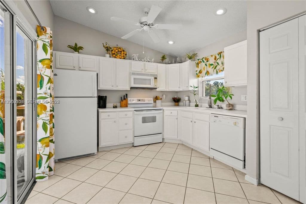 3+1 Müstakil ev — 112 Caribe Ct