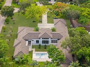 6+1 Müstakil ev — 9025 SW 114th St, Miami, 33176