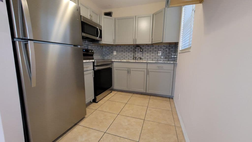 2-bedroom Condo — 208 EASTHAMPTON I