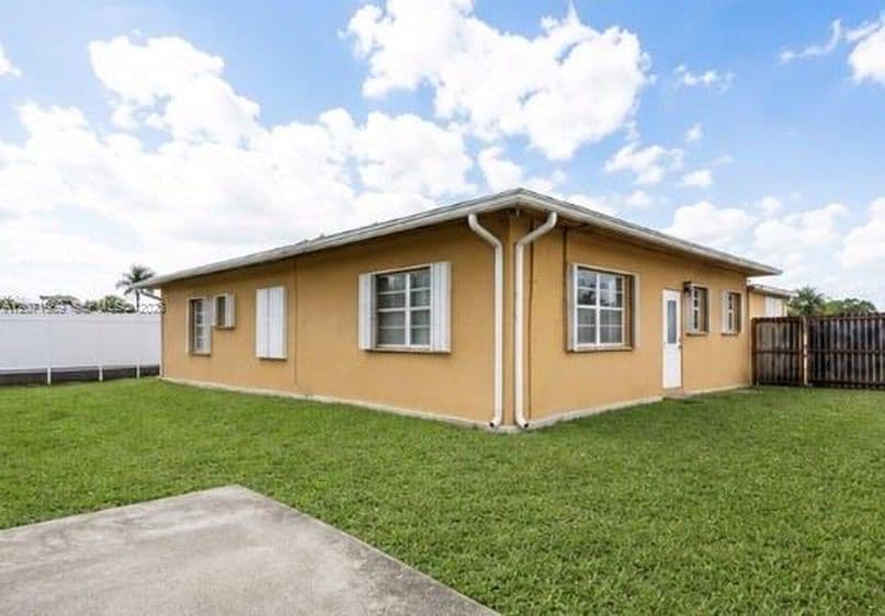 5+1 Müstakil ev — 4151 SW 112th Ct