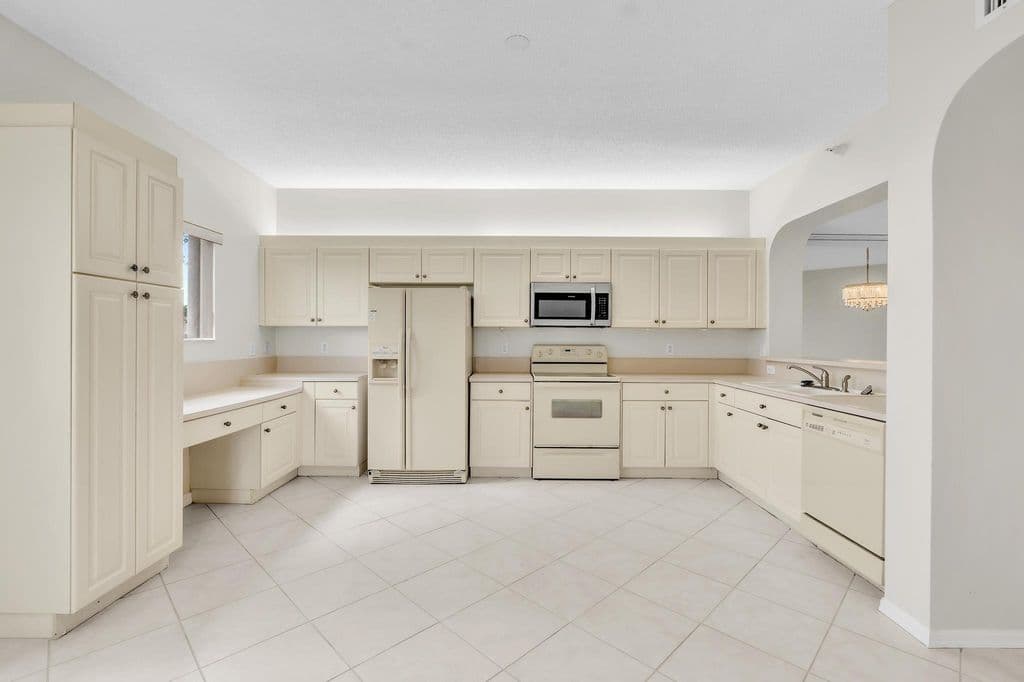 2+1 Condo — 7775 Southampton Terrace #307