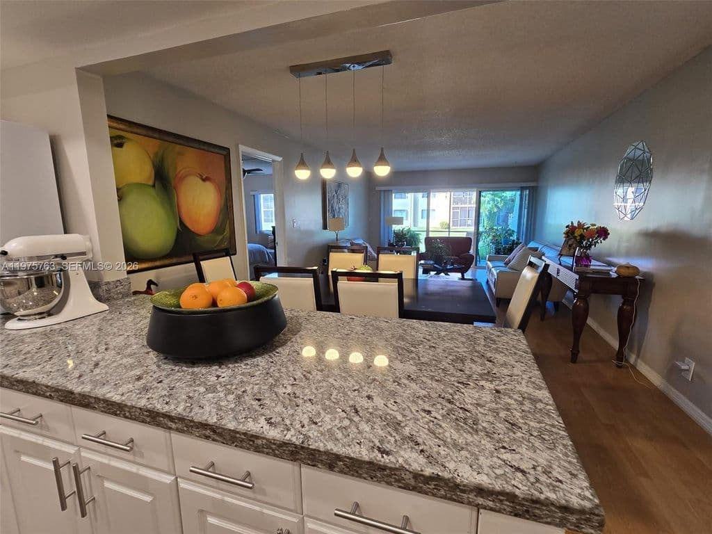 2+1 Condo — 140 Lakeview Dr APT 111