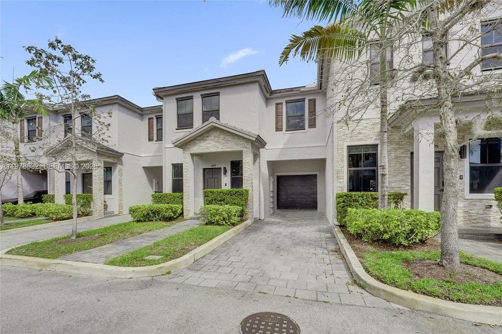3+1 Mülk — 1609 SW 28th St