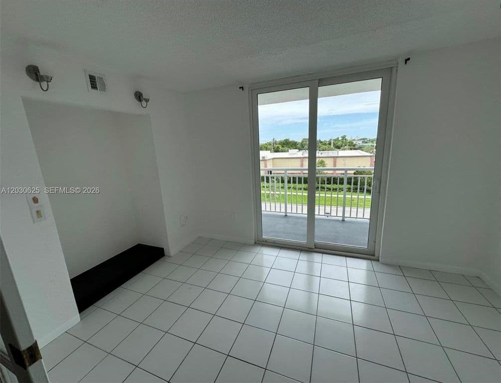 1+1 Condo — 1251 NE 108th St APT 409