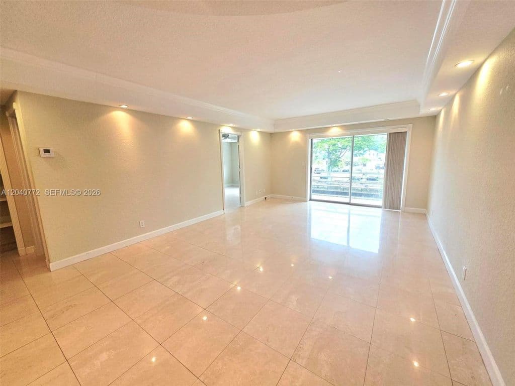2+1 Condo — 1400 NE 57th Ct APT 202