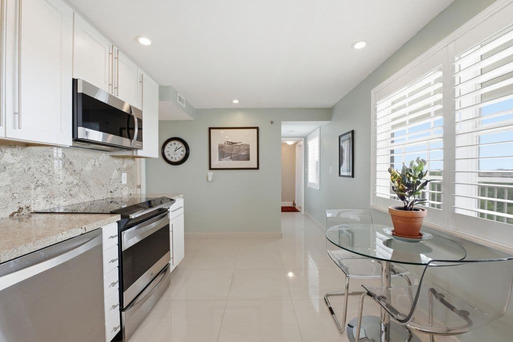 3-bedroom Condo — 3510 Oaks Way #703