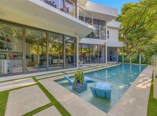 5-bedroom Single-Family Home — 3764 Carmen Ct, Miami, 33133
