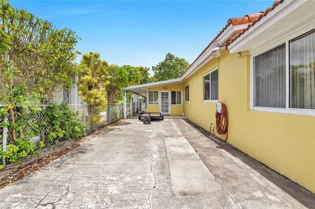 5+1 Mülk — 1052 NW 25th Ave