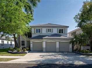 5-bedroom Single-Family Home — 910 Sunflower Cir, Weston, 33327