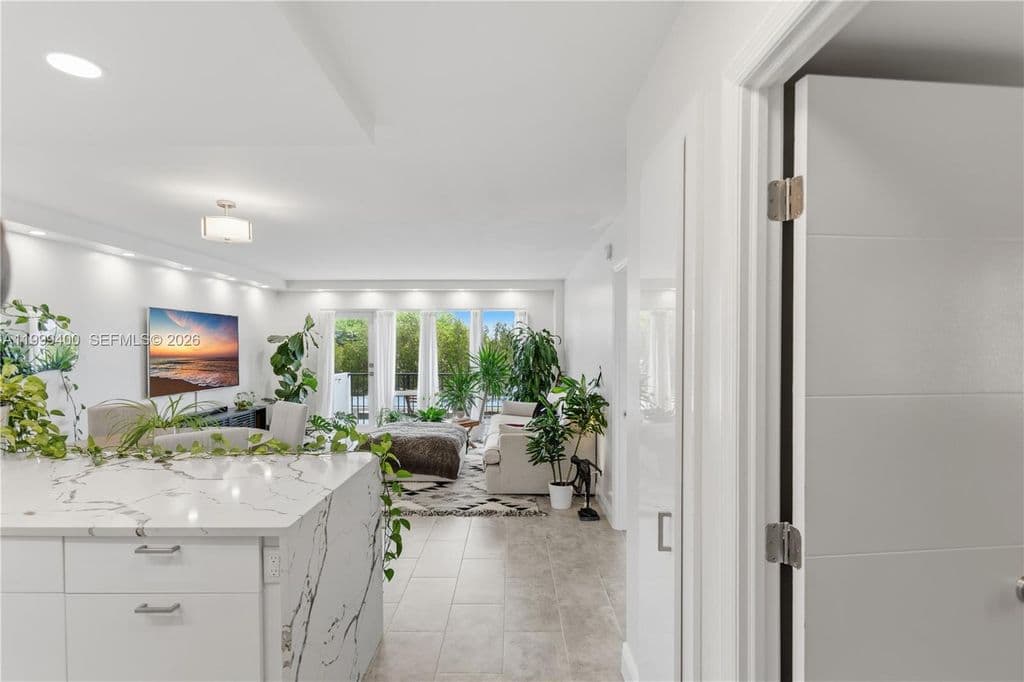 1+1 Condo — 340 Sunset Dr APT 407