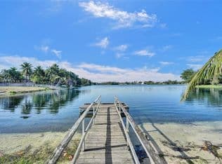 4+1 Müstakil ev — 1825 NE 187th St, Miami, 33179