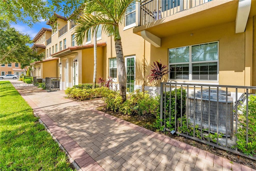 3-bedroom Condo — 950 SW 147th Ave #2611