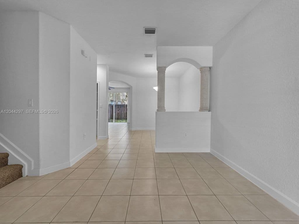 4+1 Mülk — 2482 SE 15th Ct