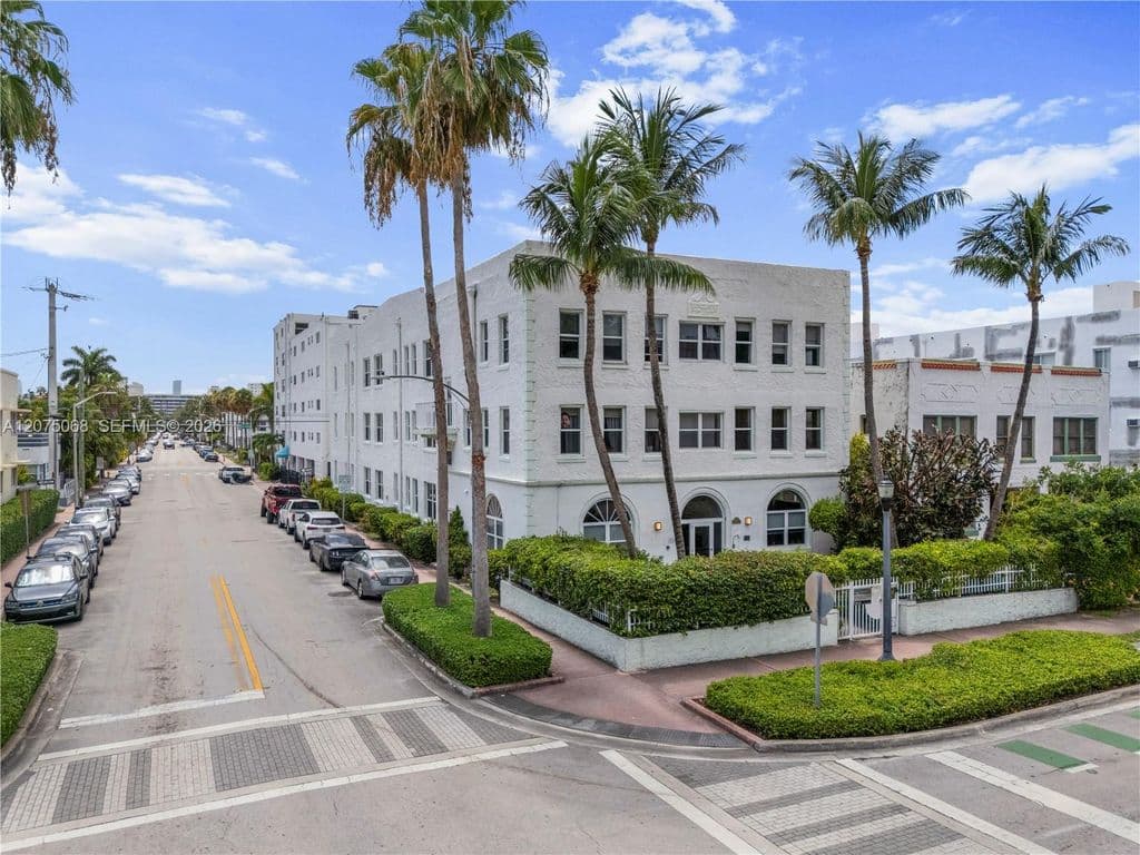 2+1 Condo — 802 Euclid Ave APT 305