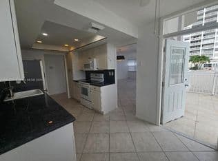 2-bedroom Condo — 18041 Biscayne Blvd APT 204, Aventura, 33160