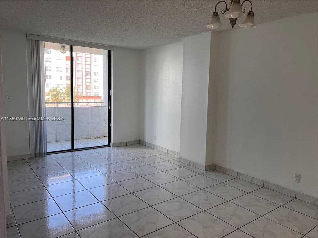 1+1 Condo — 546 SW 1st St APT 611