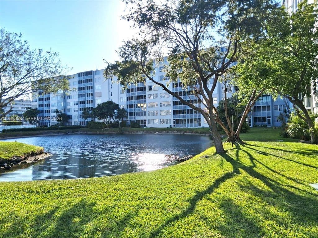 1-bedroom Condo — 1770 NE 191st St #8131