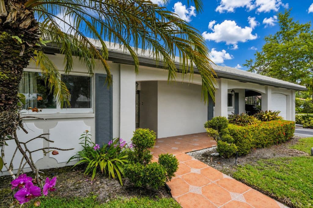 3-bedroom Condo — 1019 E Cypress Drive