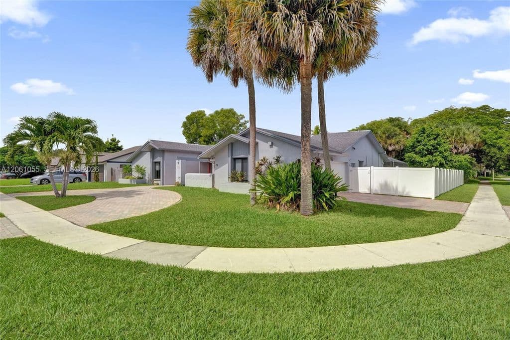 4+1 Müstakil ev — 1221 NW 78th Ave