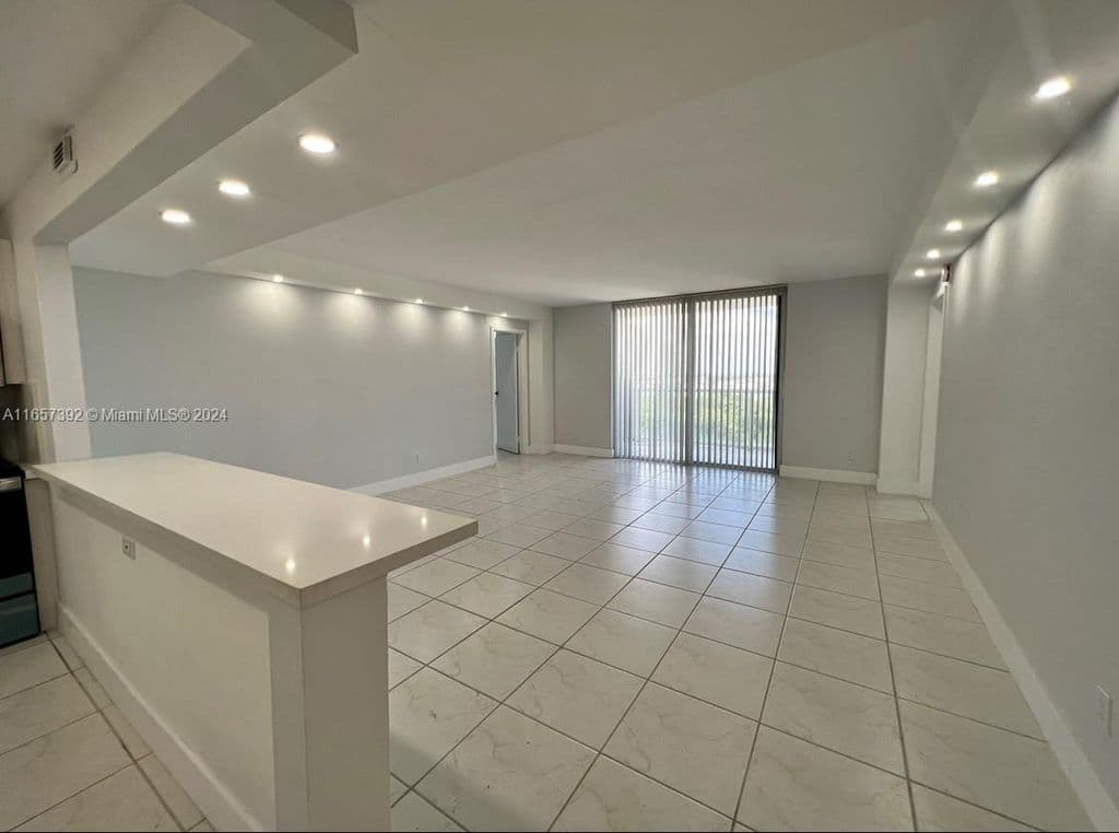 2+1 Condo — 13499 Biscayne Blvd APT 1405
