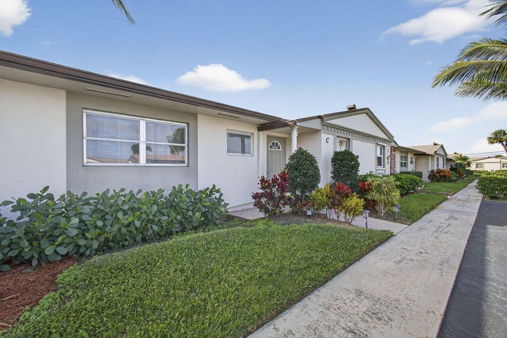 2+1 Condo — 2833 Crosley Drive W #C