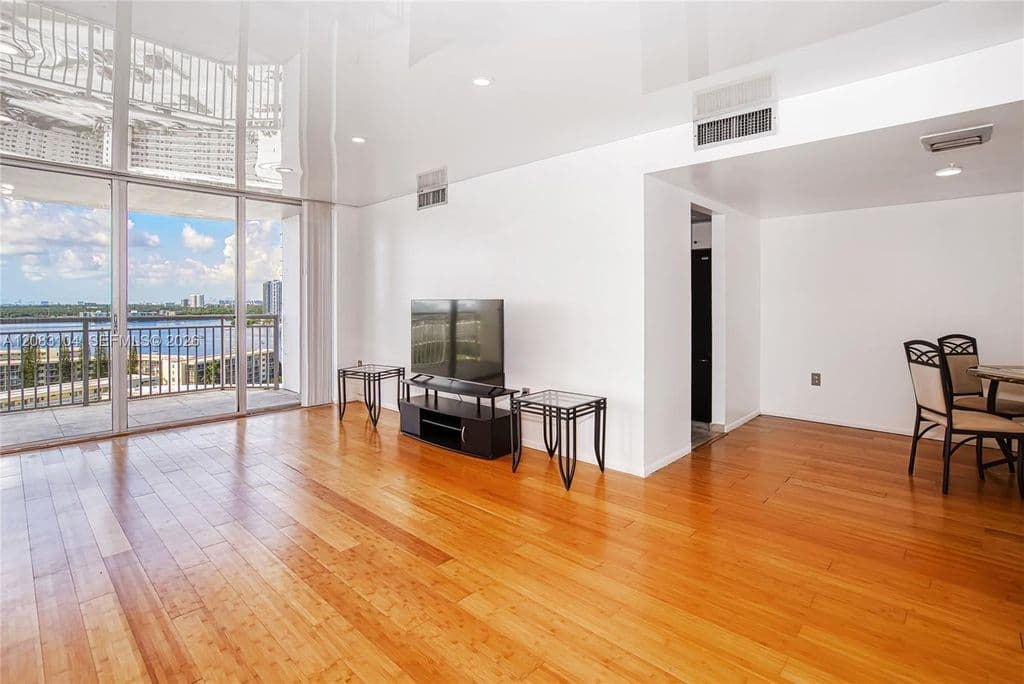 2+1 Condo — 18021 Biscayne Blvd APT 1604