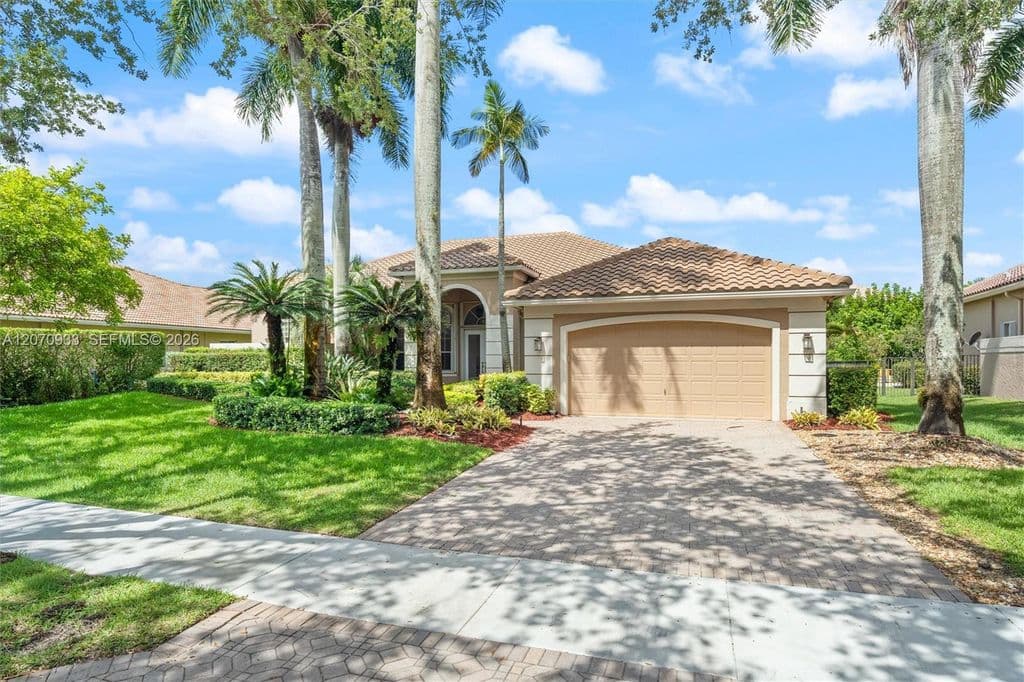 4-bedroom Single-Family Home — 2733 Meadowood Dr