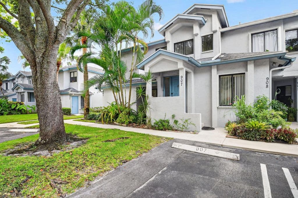 3+1 Condo — 907 Harbour Pointe Way