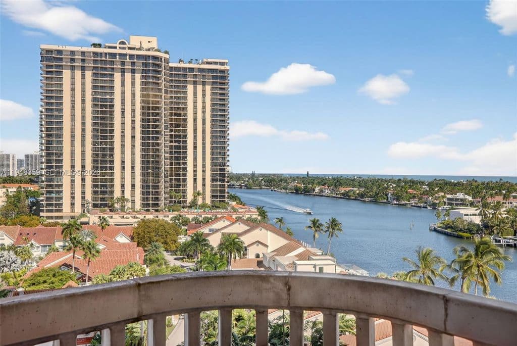 2-bedroom Condo — 19355 Turnberry Way APT 8L
