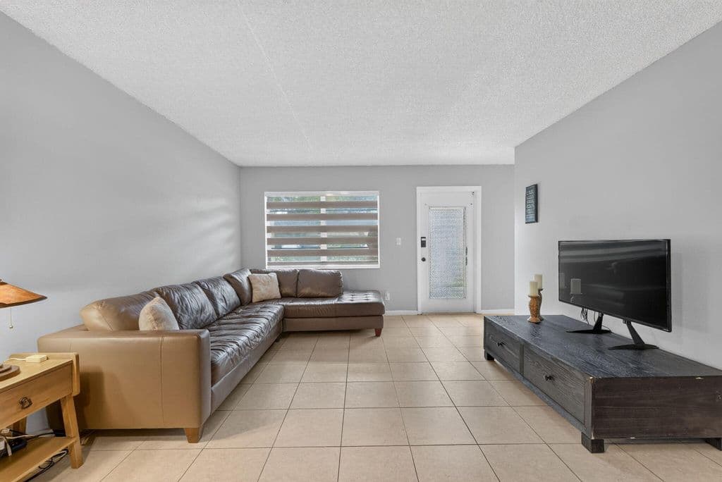 1-bedroom Condo — 251 NW 76th Avenue #105