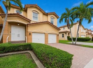 4-bedroom Townhouse — 8666 NW 109th Ct #8666, Miami, 33178