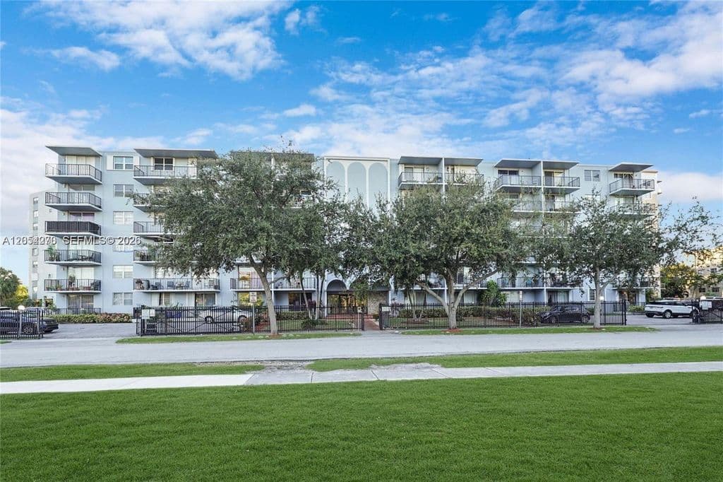 2+1 Condo — 12500 NE 15th Ave APT 402