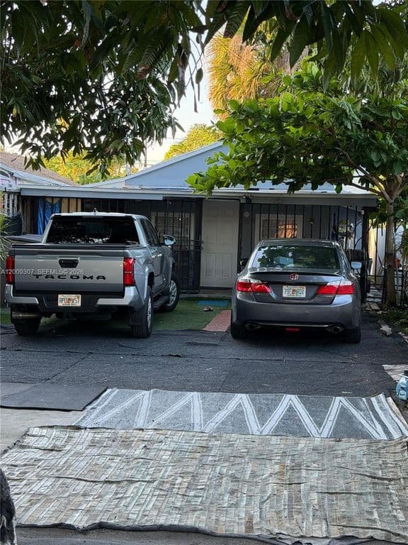 6-bedroom Property — 1111 NW 26th St