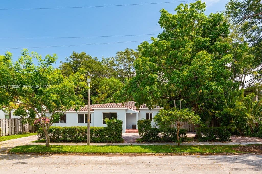 3-bedroom Single-Family Home — 2215 Tequesta Ln
