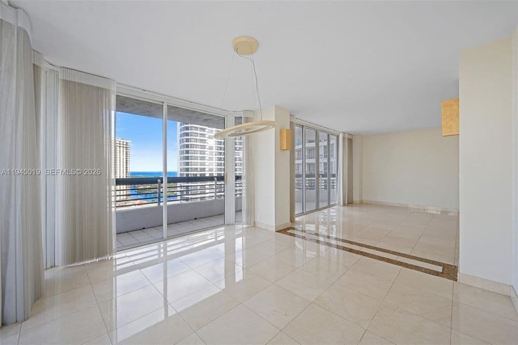 2+1 Condo — 19101 NE 36th Ct APT 2006
