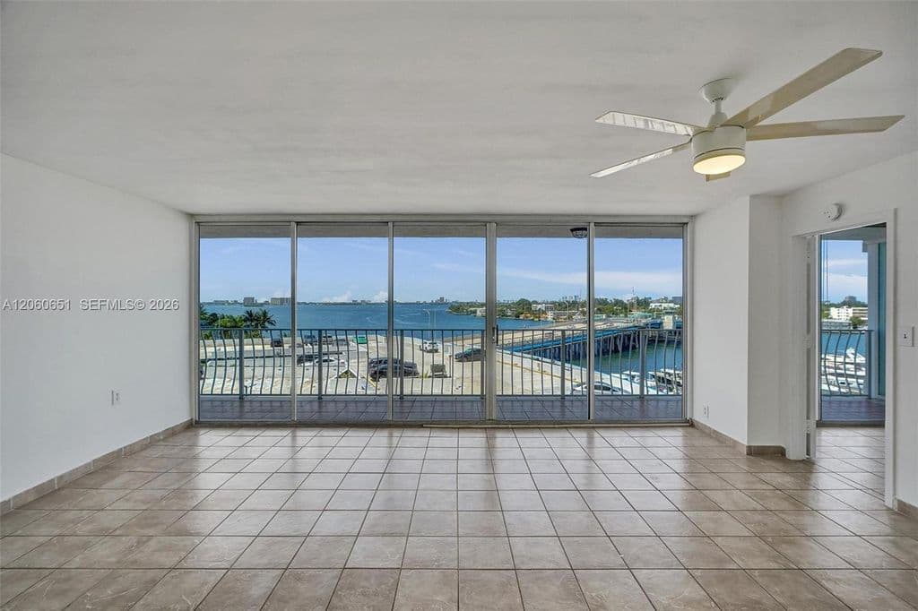 2+1 Condo — 7601 E Treasure Dr APT 717