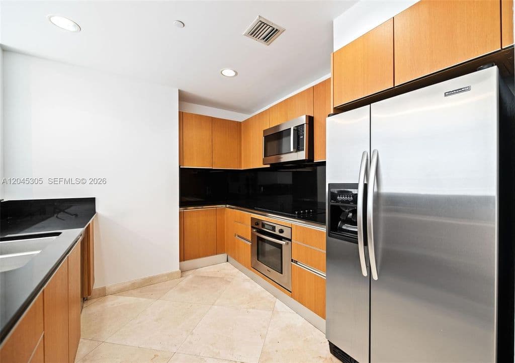 2+1 Condo — 1050 Brickell Ave APT 3314