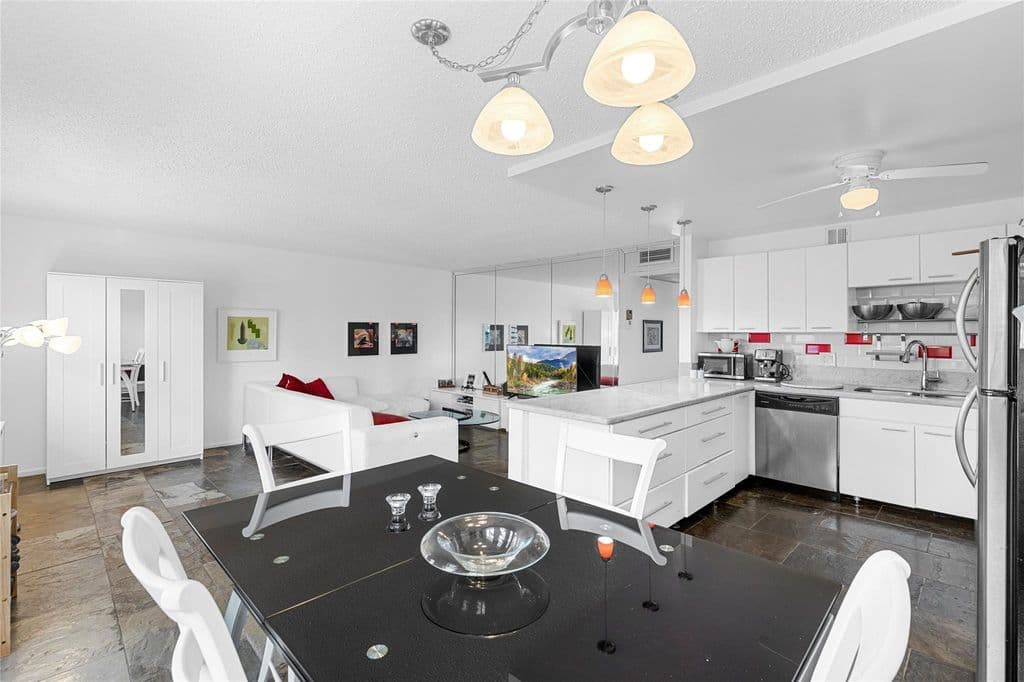 2+1 Condo — 4044 Ventnor O