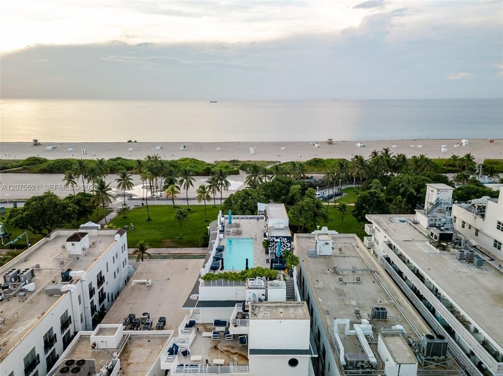 1+1 Condo — 1060 Ocean Dr #D204