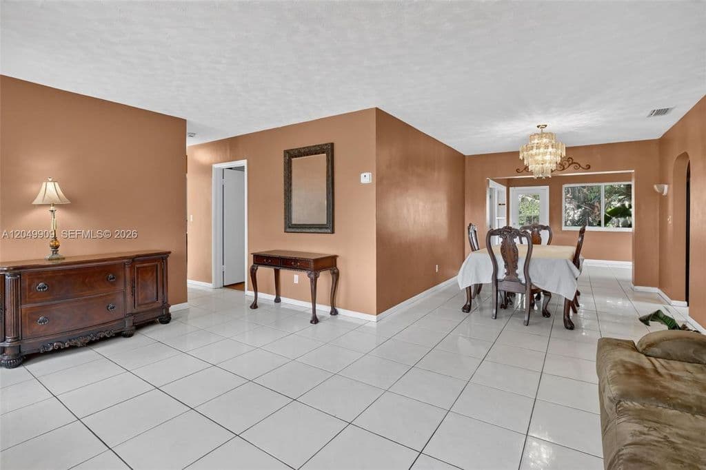 5+1 Müstakil ev — 130 NW 78th Ave