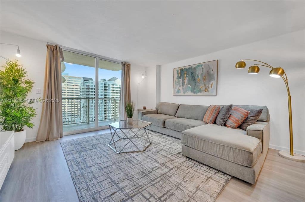 1+1 Condo — 1200 Brickell Bay Dr APT 2904