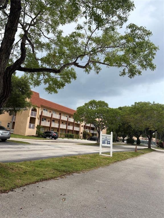2-bedroom Condo — 2741 N Pine Island Rd APT 109