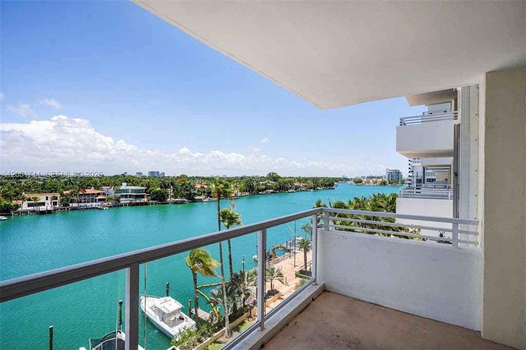 2-bedroom Property — 5600 Collins Ave APT 7J
