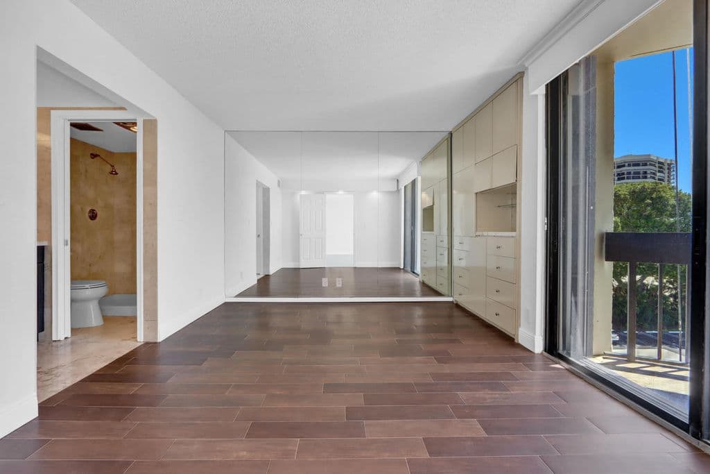 2-bedroom Condo — 2000 Presidential Way #504