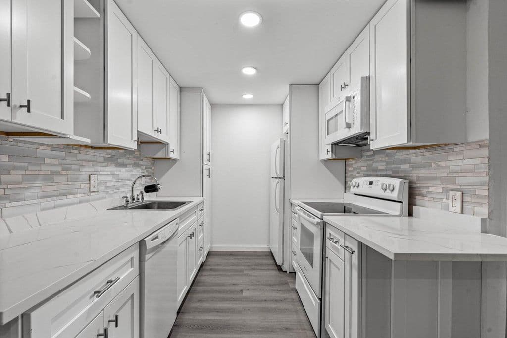 1-bedroom Condo — 1038 CAMBRIDGE B