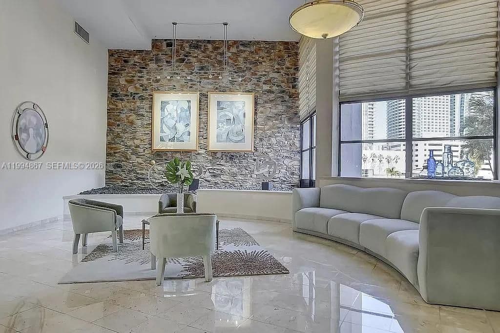 2+1 Condo — 600 Parkview Dr APT 222